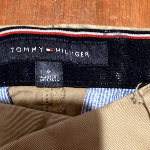 Cute stretchy khaki pants with elastic waist. Sits at belly button line. - Picture 2 of 4